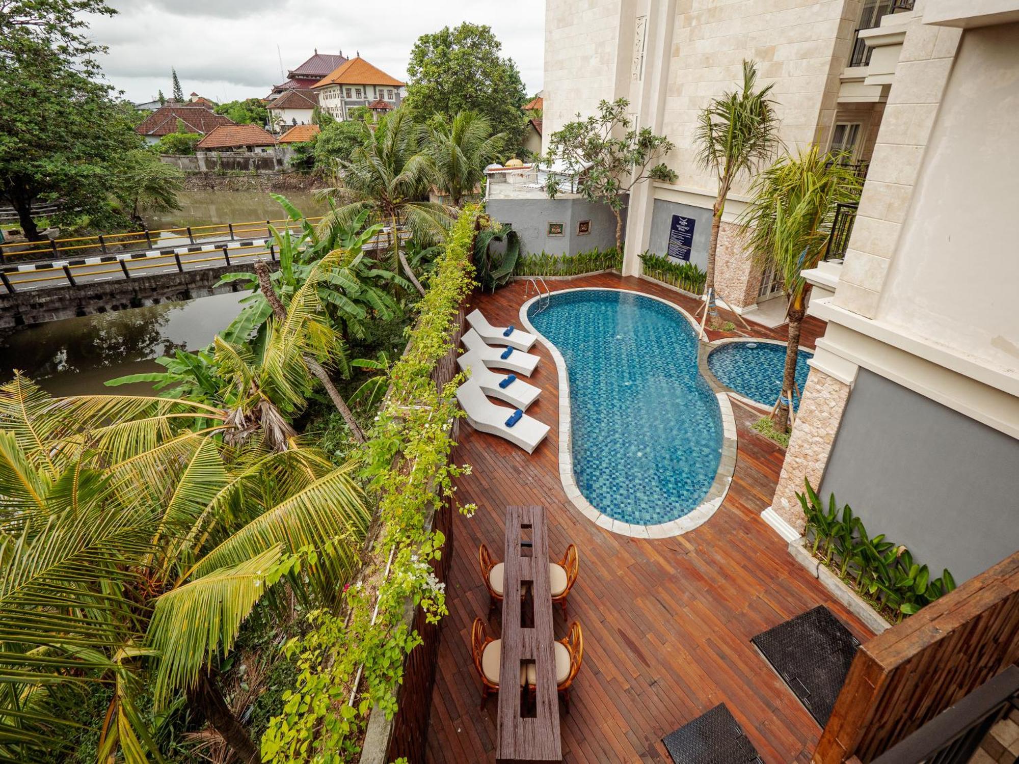 Hotel Alron Kuta 4*